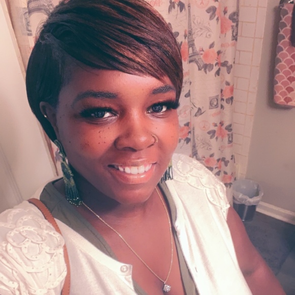 Meet your Posher, Liv - Picture 1 of 1